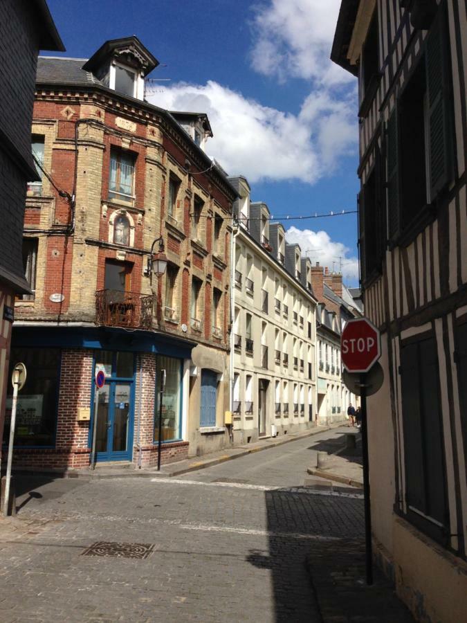 Ferienwohnung Un Petit Nid A Honfleur Exterior foto